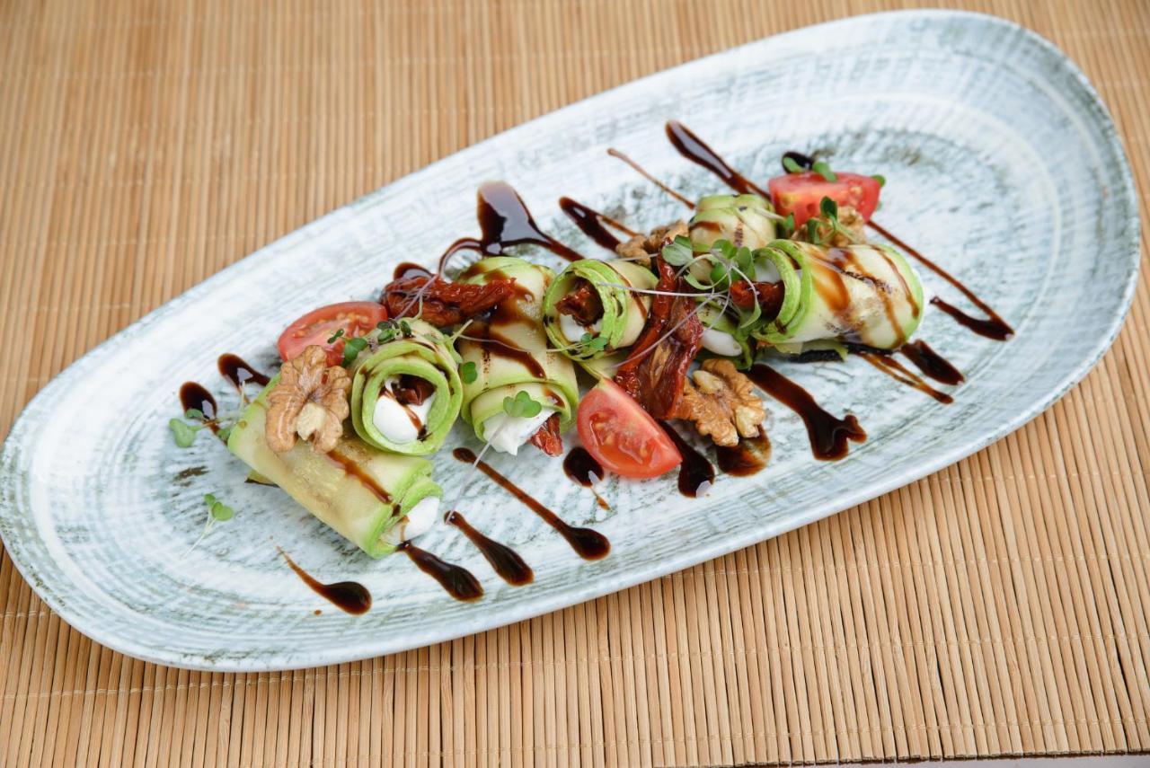 Royal Tulip Hotel & Casino, Tbilisi Exterior photo A salad with balsamic vinegar