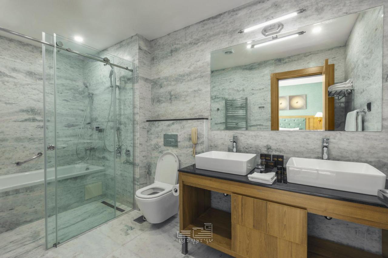 Royal Tulip Hotel & Casino, Tbilisi Exterior photo Bathroom