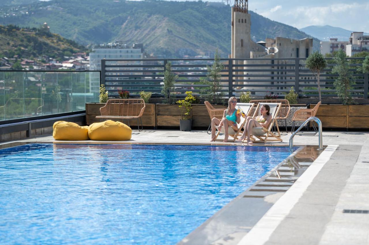 Royal Tulip Hotel & Casino, Tbilisi Exterior photo Rooftop pool